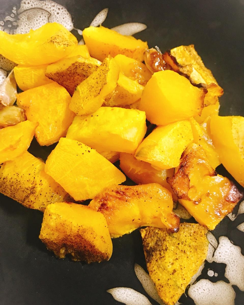 宴客 烤南瓜 东方来客做的烤南瓜 南瓜,蒜瓣,橄榄油,黑胡椒,盐