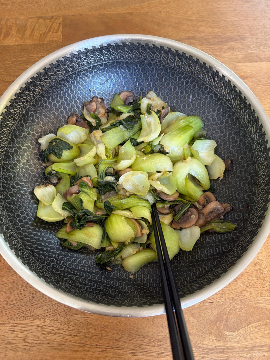 鲜美的口蘑炒青菜