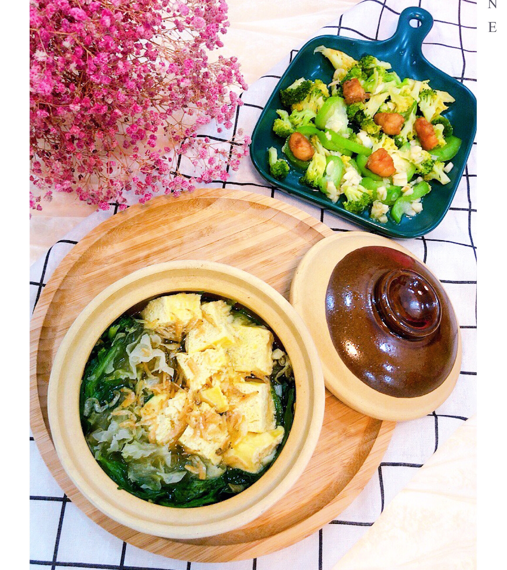 低卡麻油小虾毛菠菜冻豆腐汤，虾仁炒西兰花和丝瓜😏😏的做法 步骤1