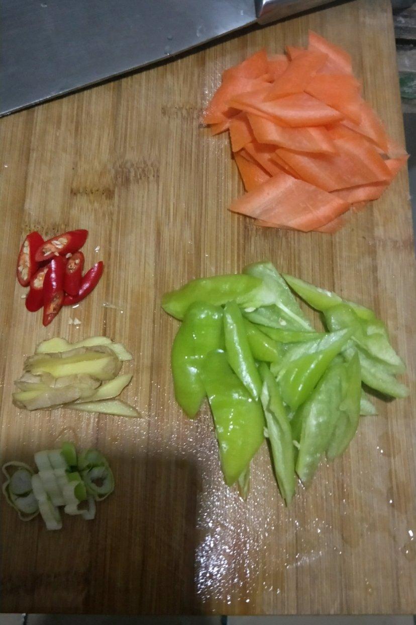 减脂好帮手，胡萝卜青椒炒鸡胸肉