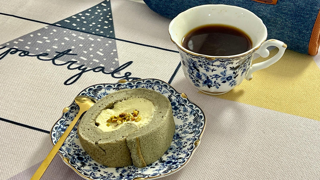 【简简厨房】黑芝麻蛋糕卷，黑芝麻奶油