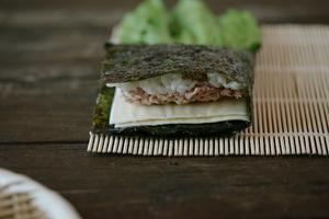 泡菜午餐肉&金枪鱼黄瓜折叠饭团的做法 步骤9