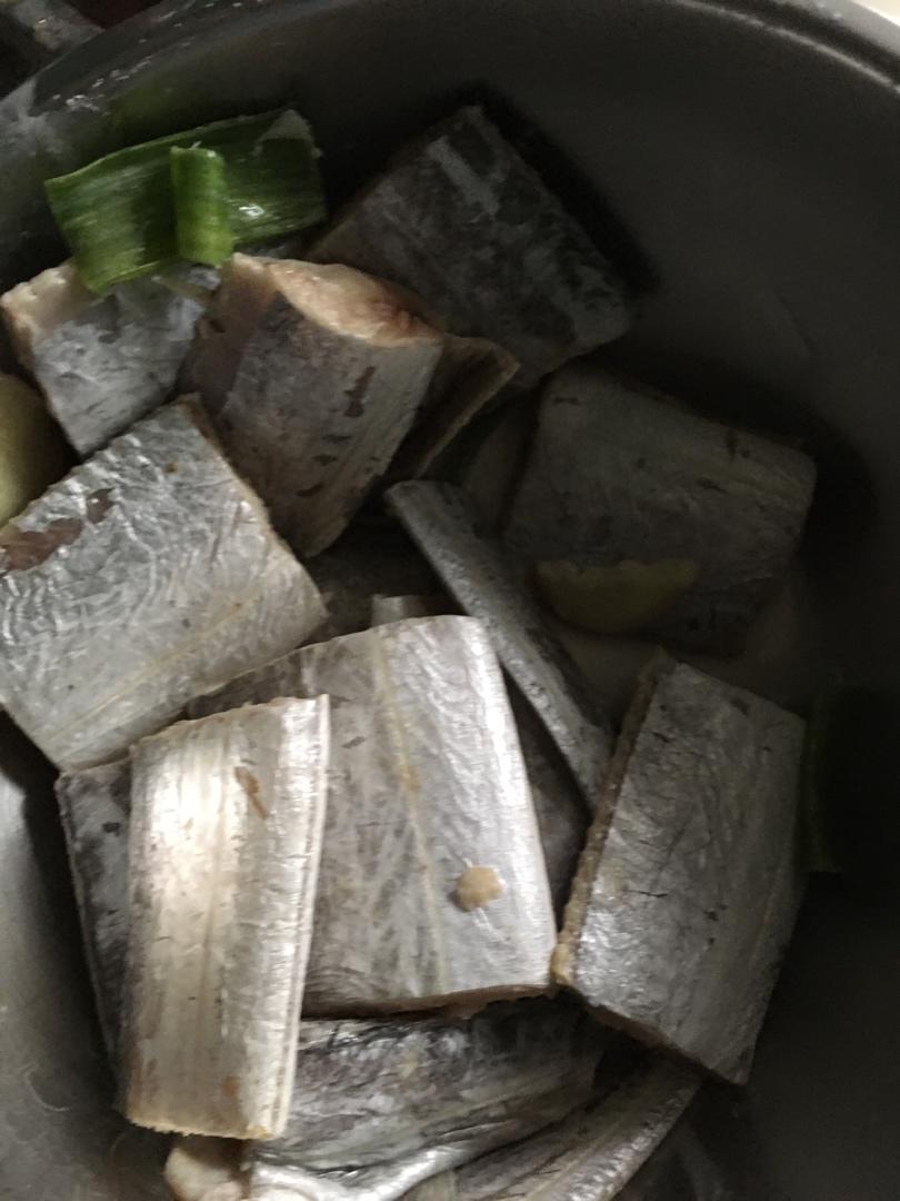 不粘锅红烧带鱼段