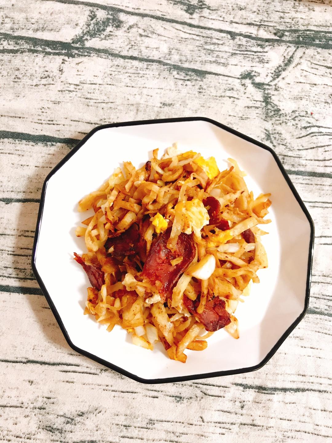 腊肠鸡蛋炒饼的做法