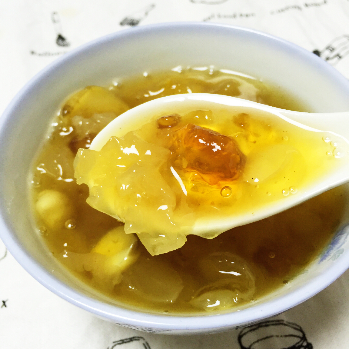 桃胶皂角米炖银耳