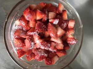 草莓牛奶冰淇淋蛋糕的做法 步骤15