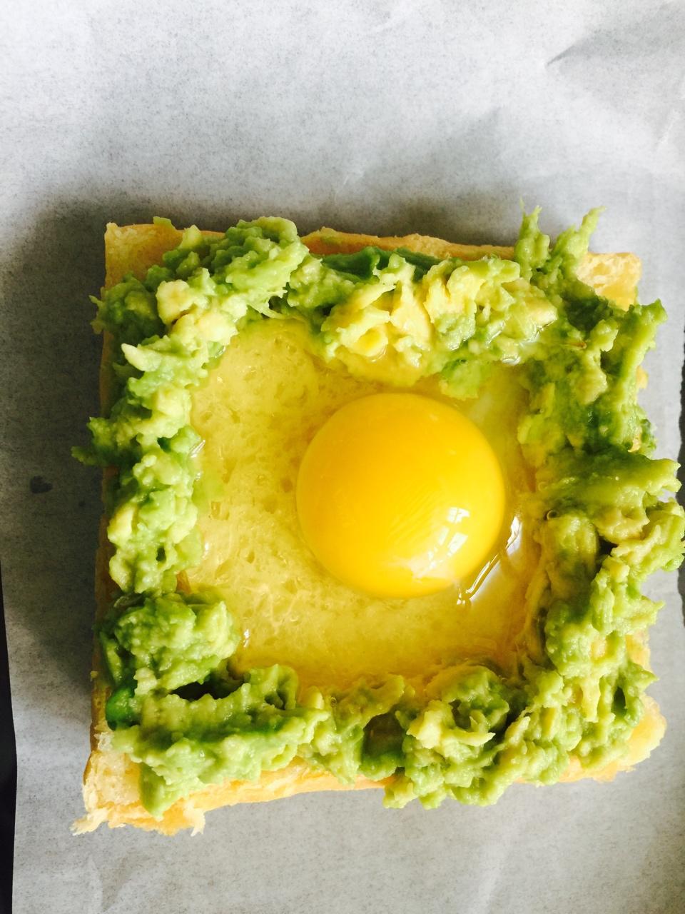 牛油果鸡蛋烤土司