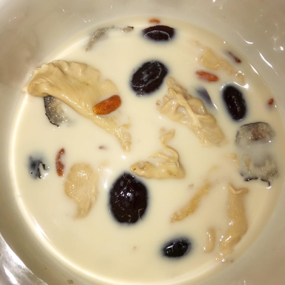 花胶（鱼胶）炖牛奶