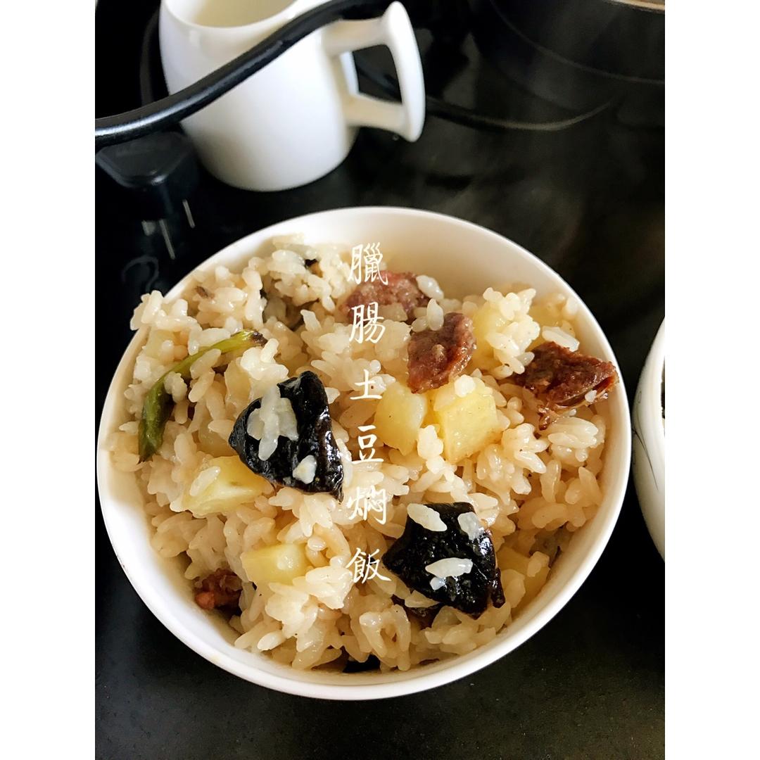 香菇腊肠土豆焖饭