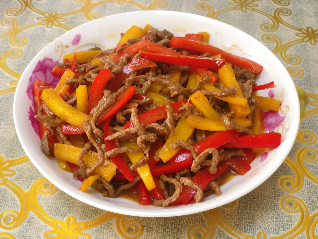 色彩鲜亮饱满的牛肉菜，孩子爱吃的——彩椒牛柳【孔老师教做菜】