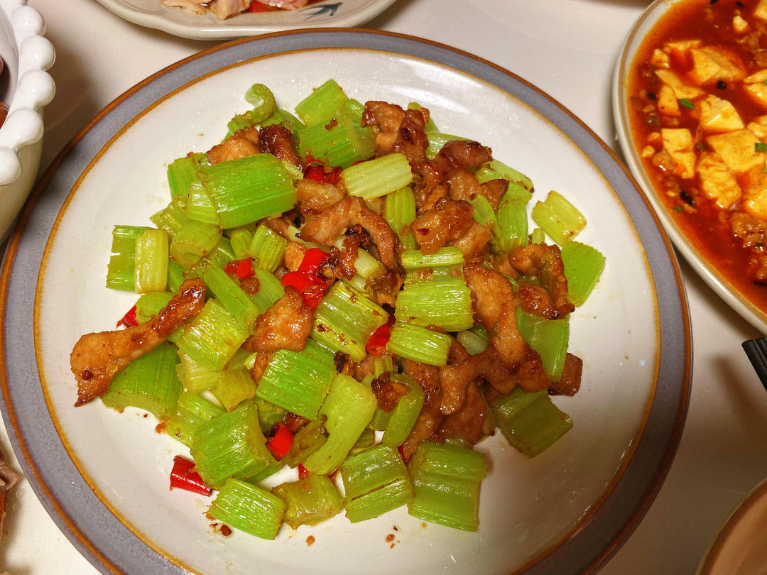 好吃到邻居敲门蹭饭的芹菜炒牛肉！