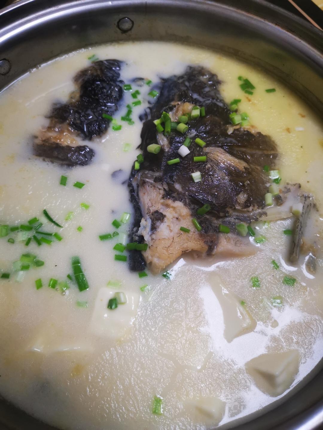 鱼头汤（鱼头豆腐时蔬汤、味鲜汤白有窍门)