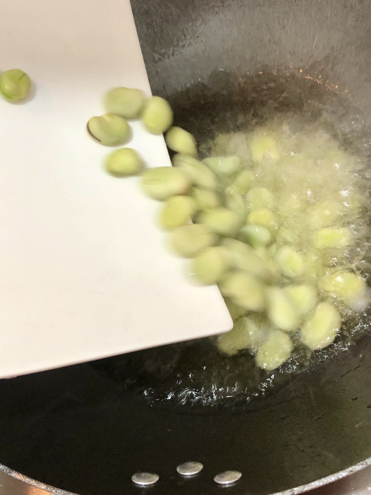 茴香炒蚕豆的做法 步骤3
