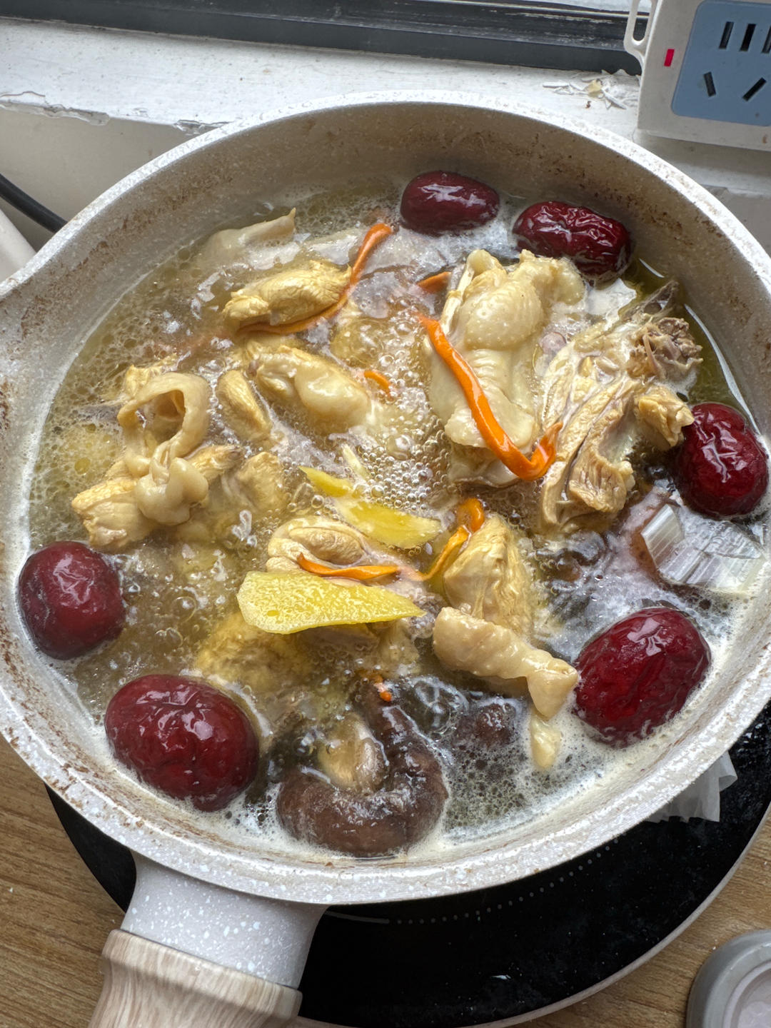 奶奶教的鲜香肥美香菇炖鸡汤