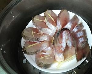清蒸鲈鱼的做法 步骤3