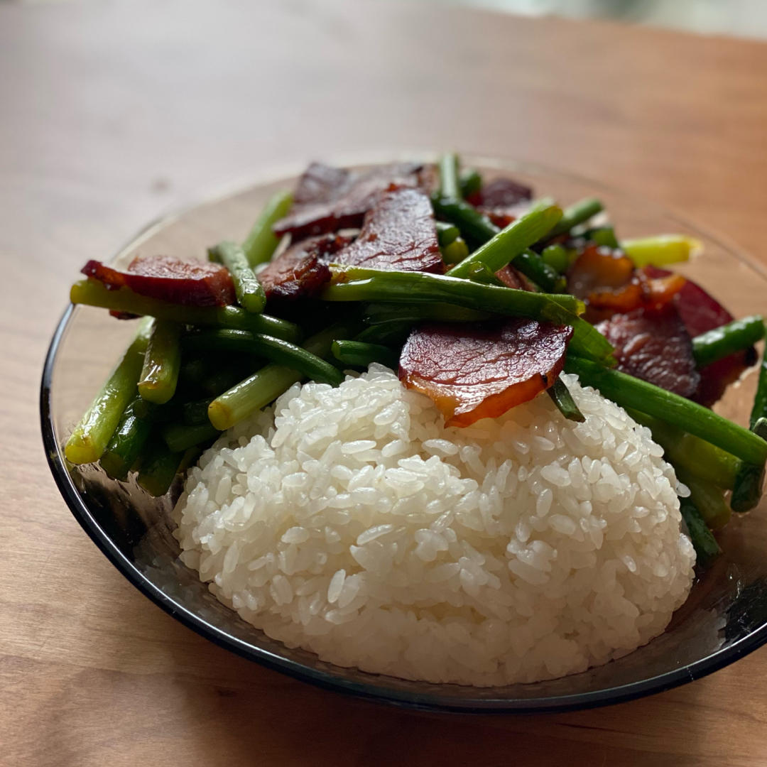 鸡蛋汤#午餐612021年5月6日##一日一餐一人食#蒜苔炒腊肉盖饭很累