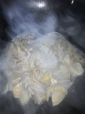 另类腌笃鲜——蚌肉咸蹄豆腐汤的做法 步骤4
