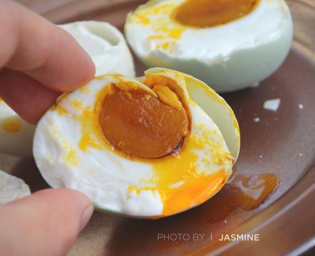 金黄流油的咸鸭蛋的做法