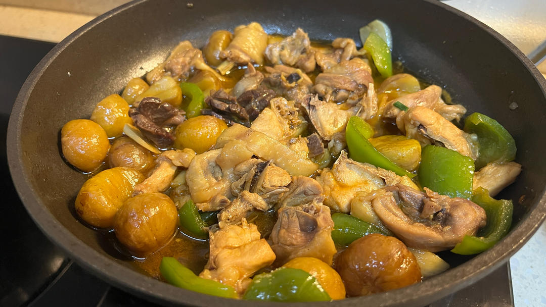 厨师长教你：“板栗烧鸡”的家常做法，咸鲜美味，汤汁浓郁