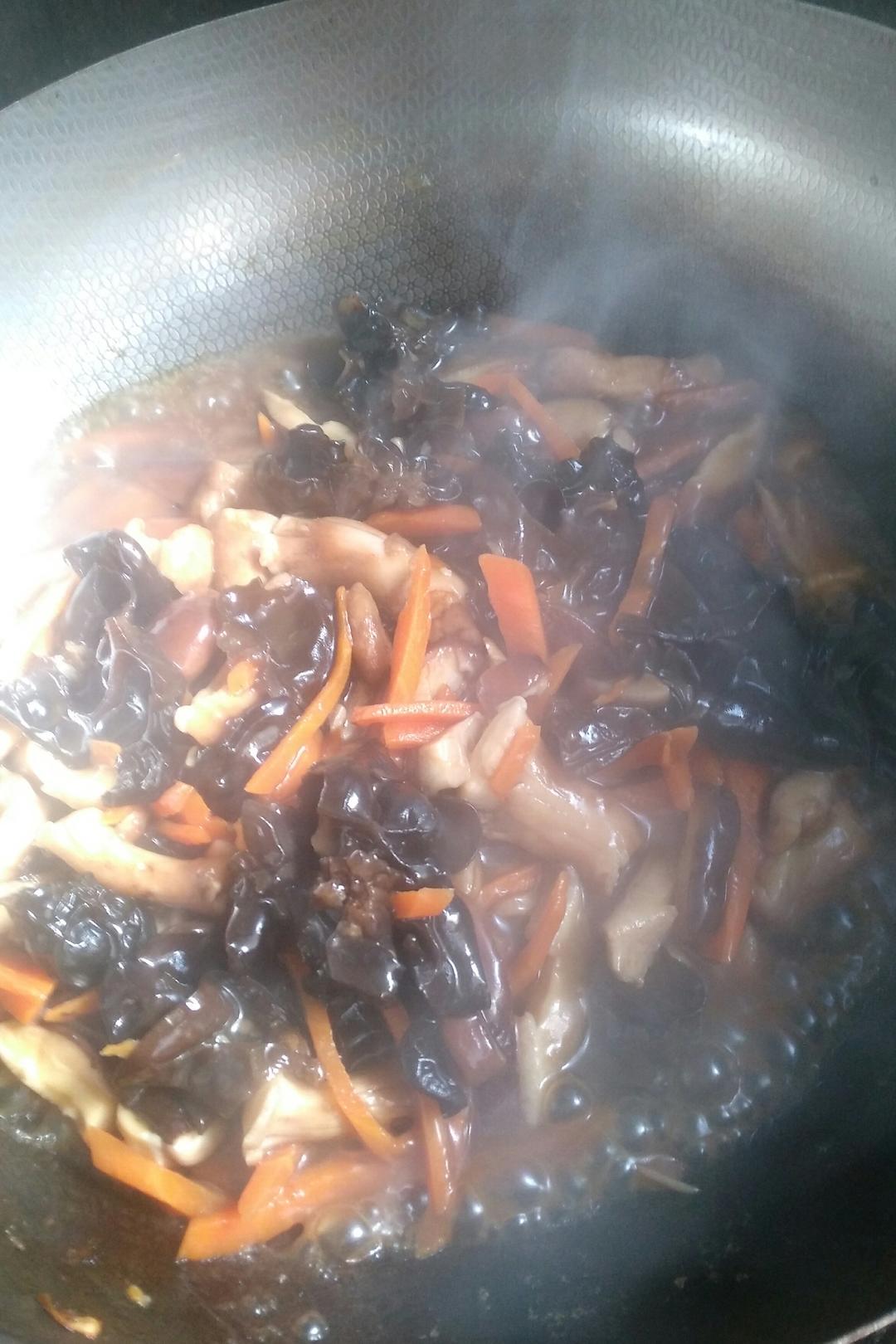 胡萝卜香菇炒木耳