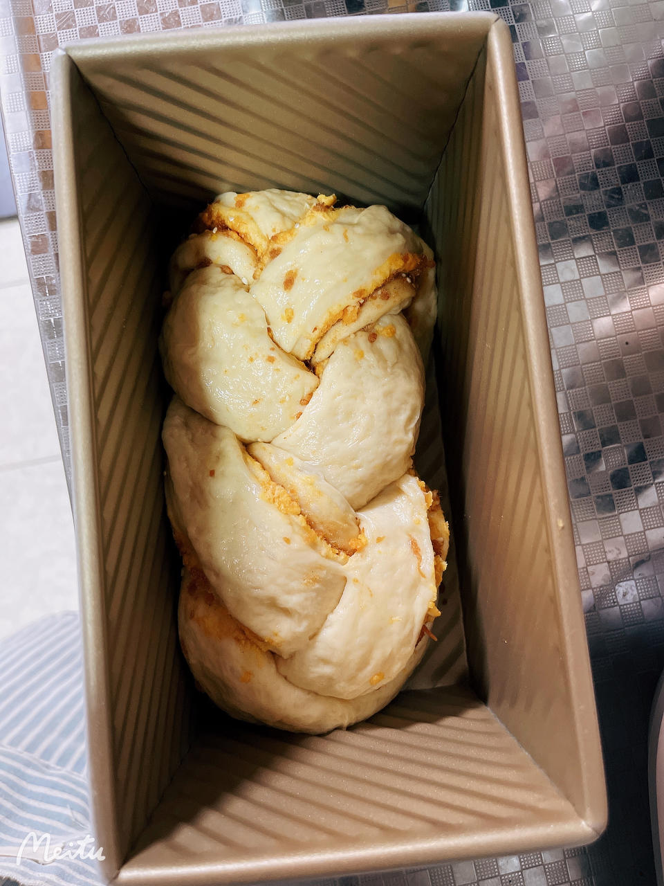 咸蛋黄肉松吐司