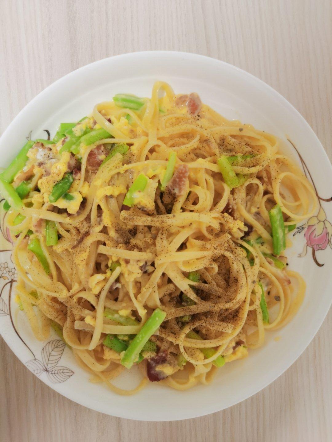 没有奶油的 经典芦笋培根蛋酱意面