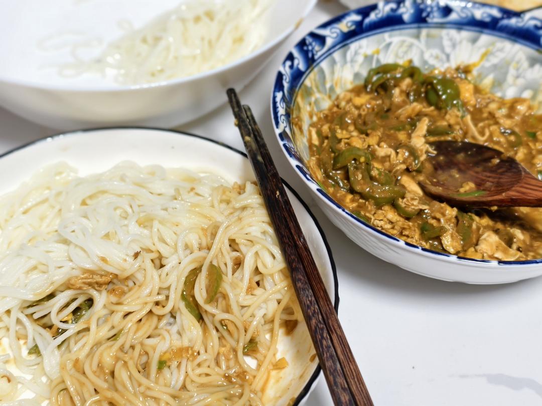 青椒鸡蛋拌面