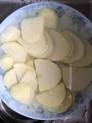 土豆片炒肉（豆瓣酱版）的做法 步骤2