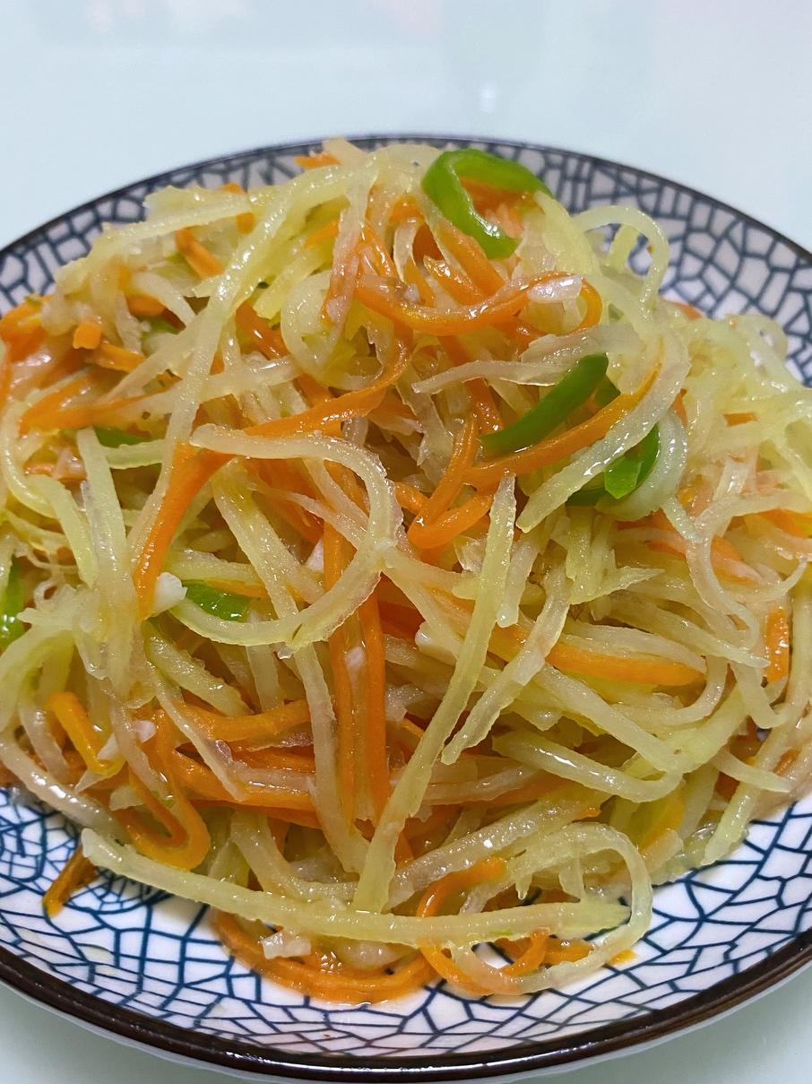 青椒胡萝卜土豆丝（三丝）的做法