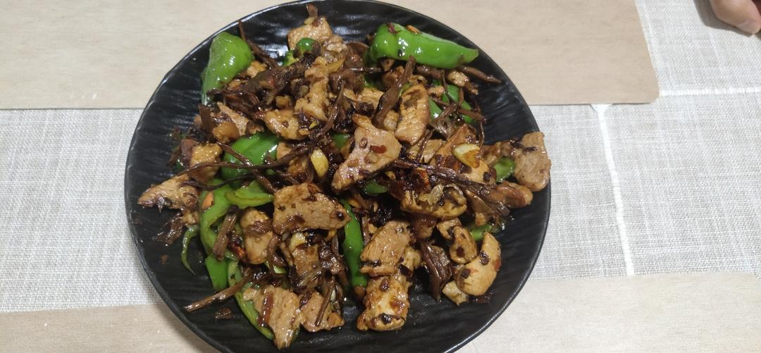 五花肉干锅茶树菇