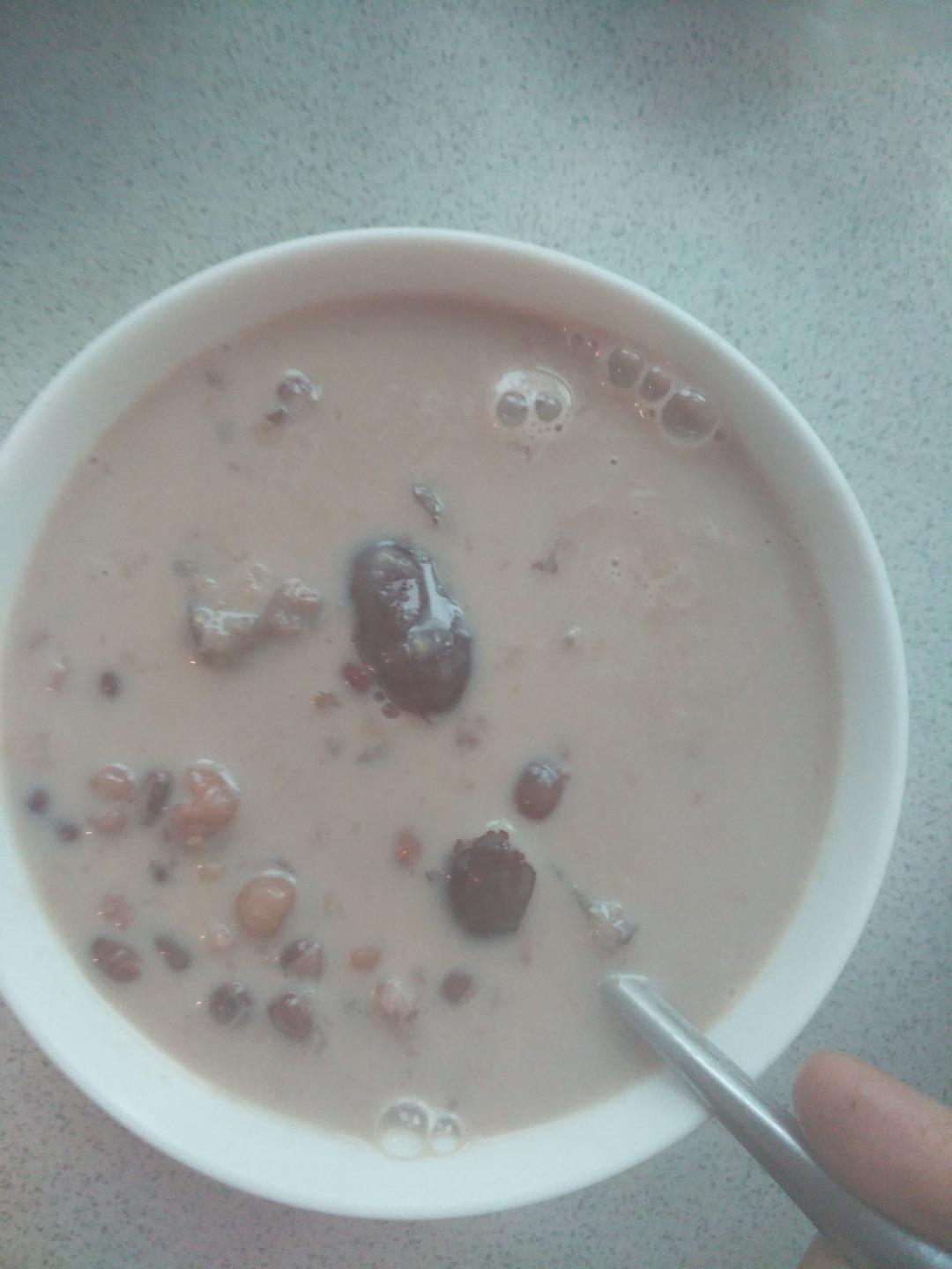 红枣红豆薏仁牛奶粥