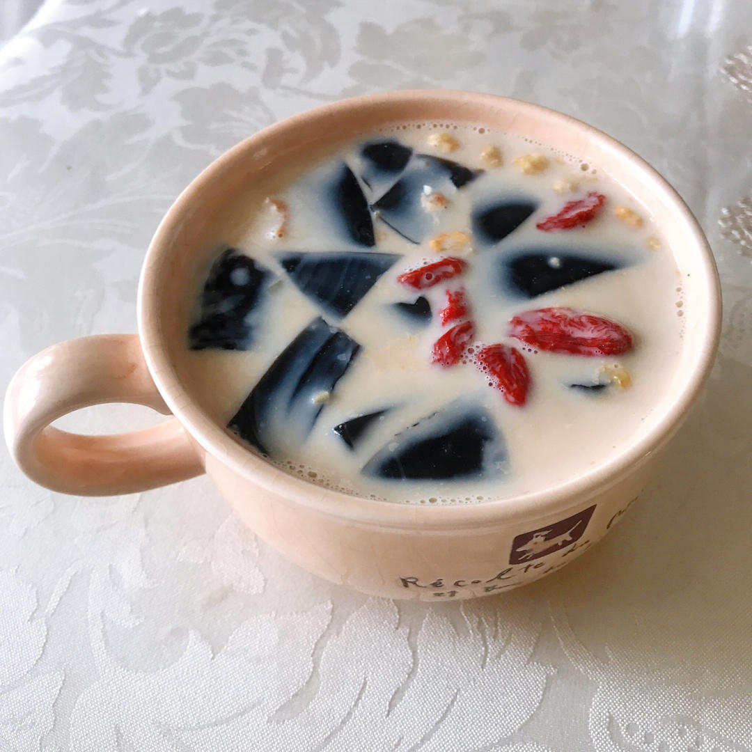 梓菡她妈做的烧仙草蜜红豆奶茶