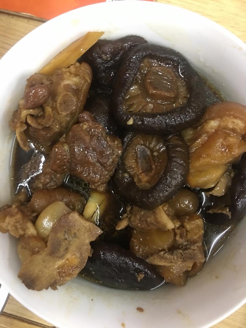 香喷喷的香菇炖猪脚