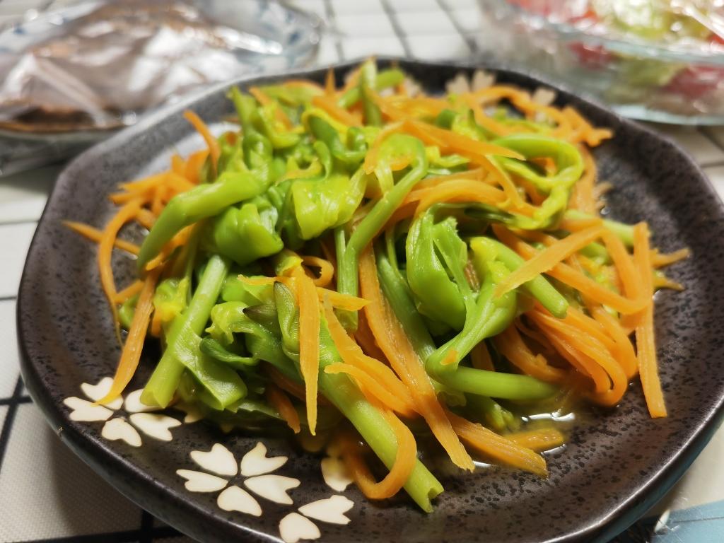 胡萝卜丝炒黄花菜