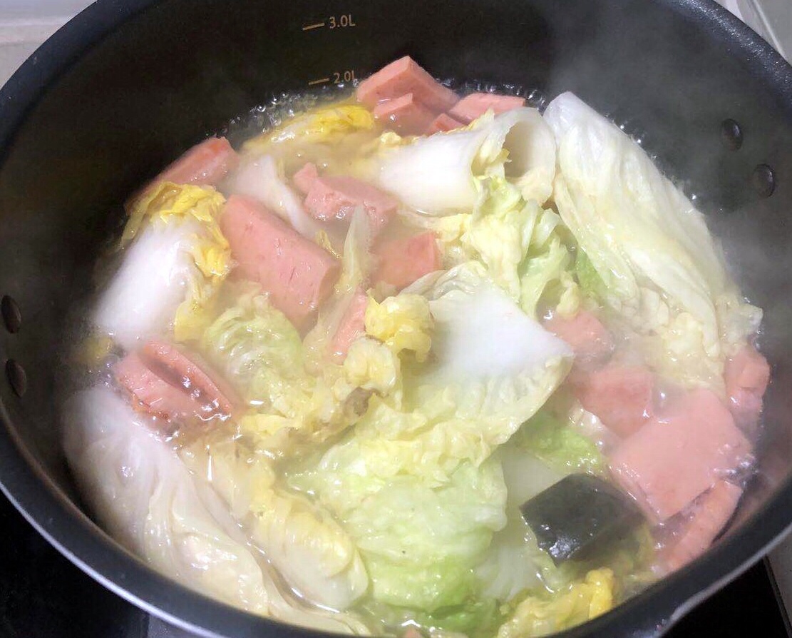 白菜火腿皮蛋粉丝汤