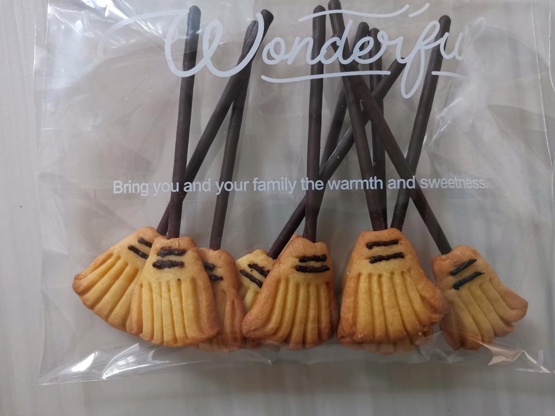 万圣节!女巫的扫帚饼干