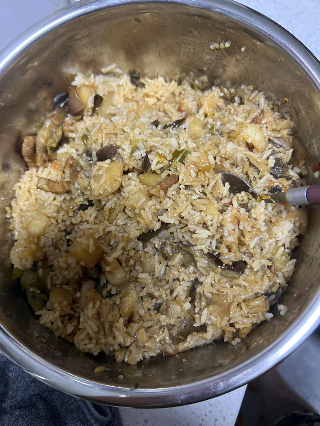 好吃到怀疑人生的懒人电饭煲茄子烧肉焖饭！巨下饭！