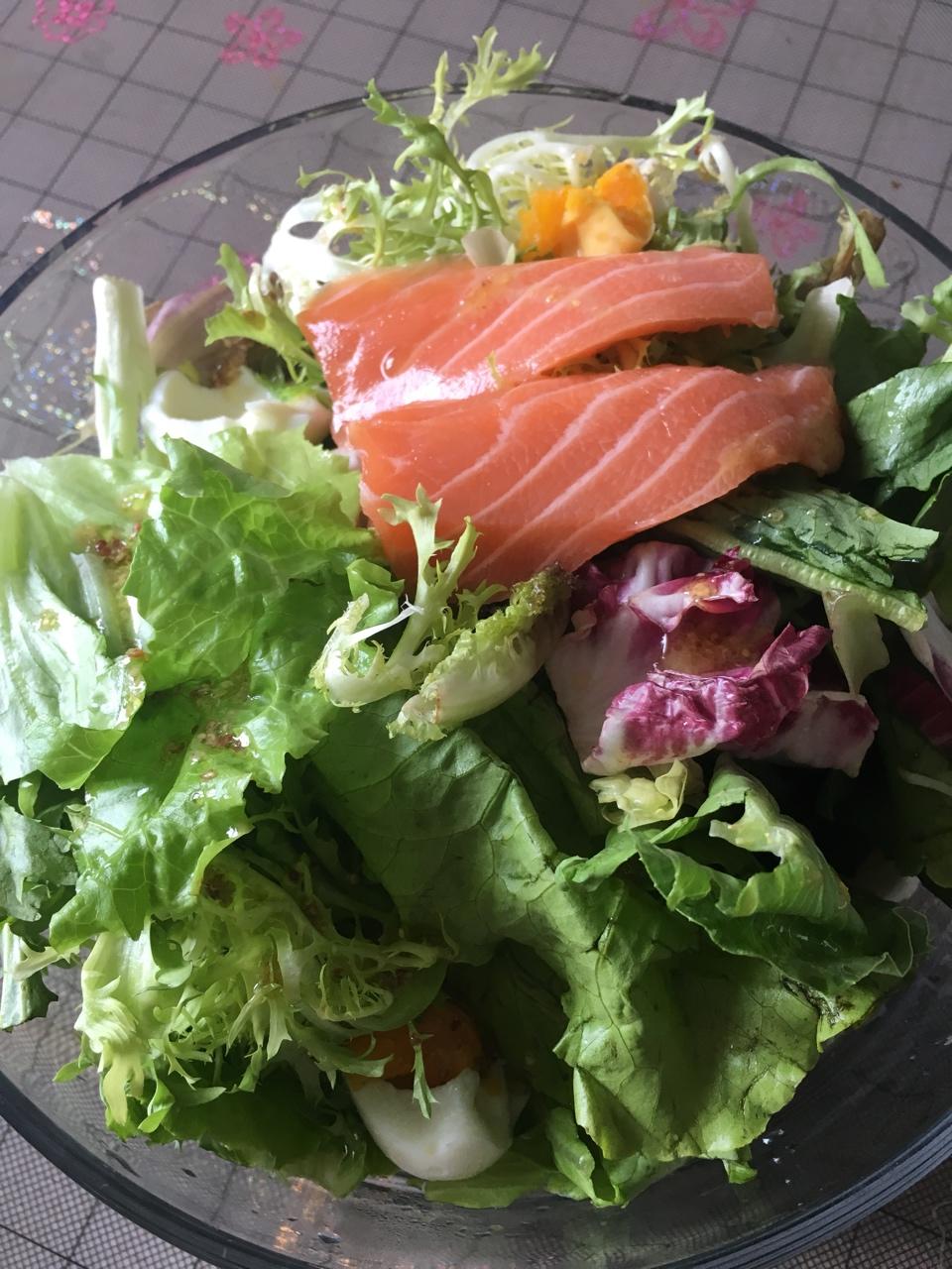 三文鱼沙拉配法式沙拉汁