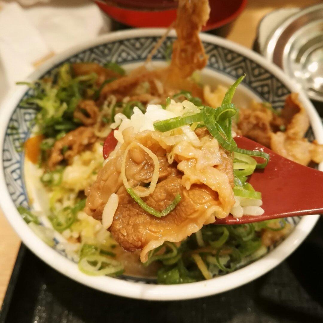 生拌牛肉配石锅拌饭