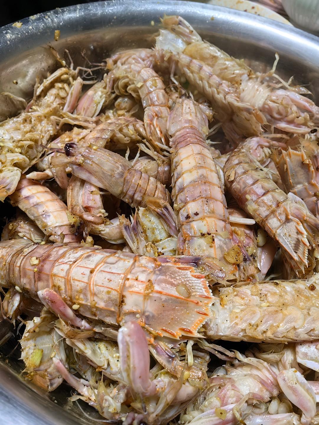 无油炸版的椒盐皮皮虾和巧拨虾壳的方法