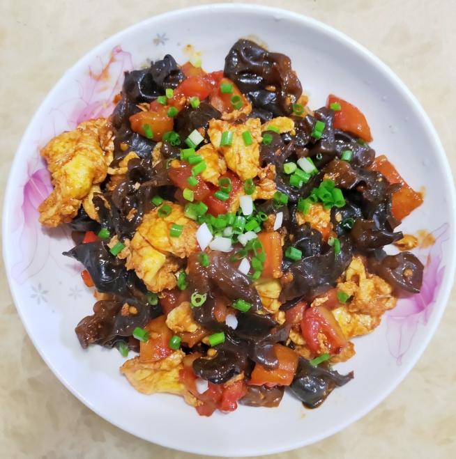 鲜木耳适量木耳番茄炒鸡蛋的做法新鲜木耳洗净撕开,西红柿去皮切丁