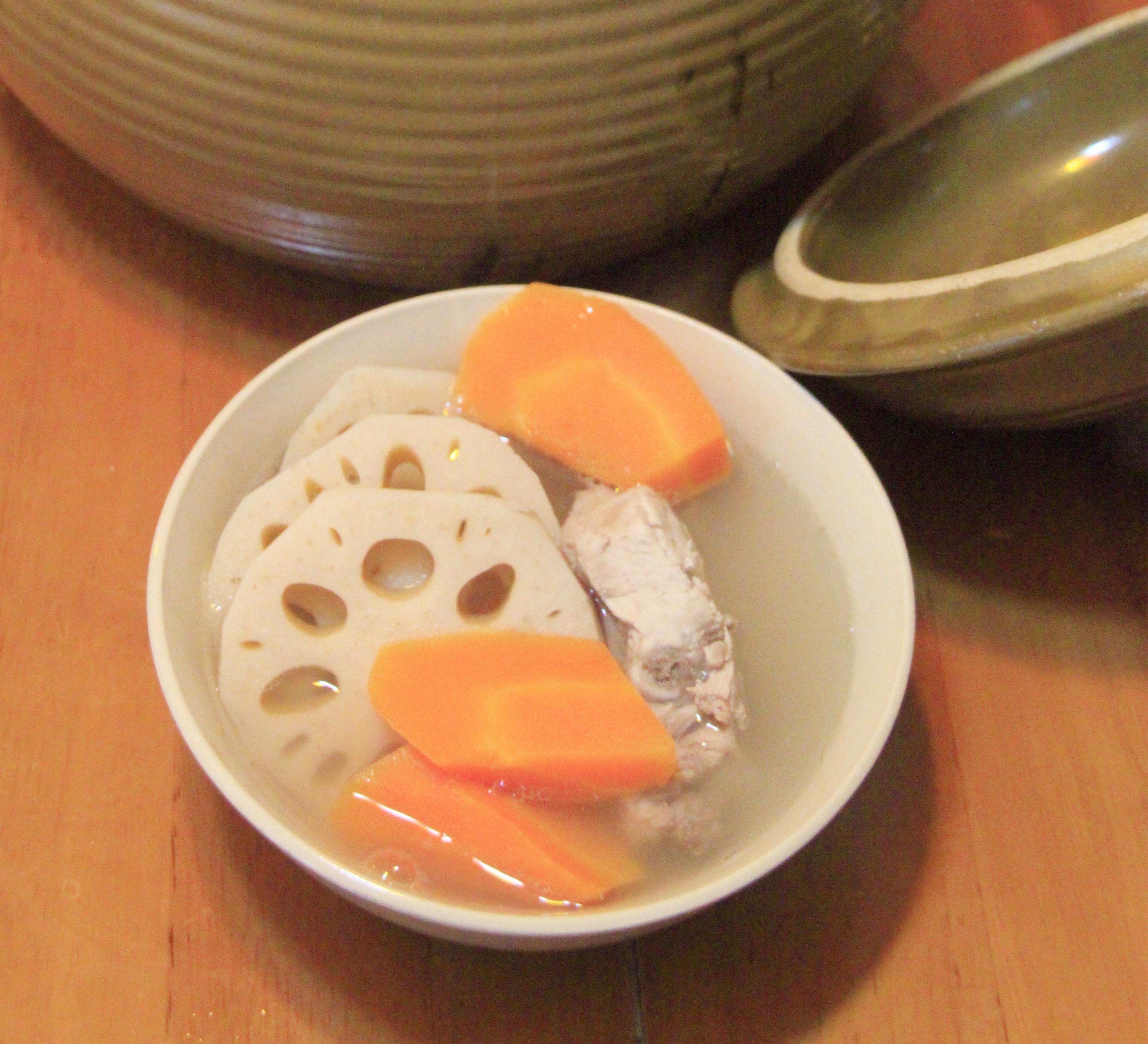 萝卜莲藕龙骨汤的做法