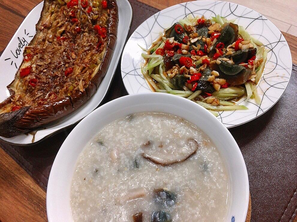 砂锅皮蛋瘦肉粥