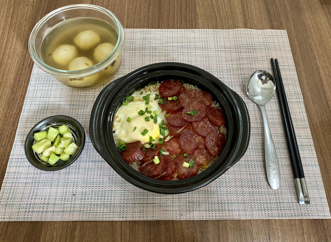 腊肉香肠煲仔饭