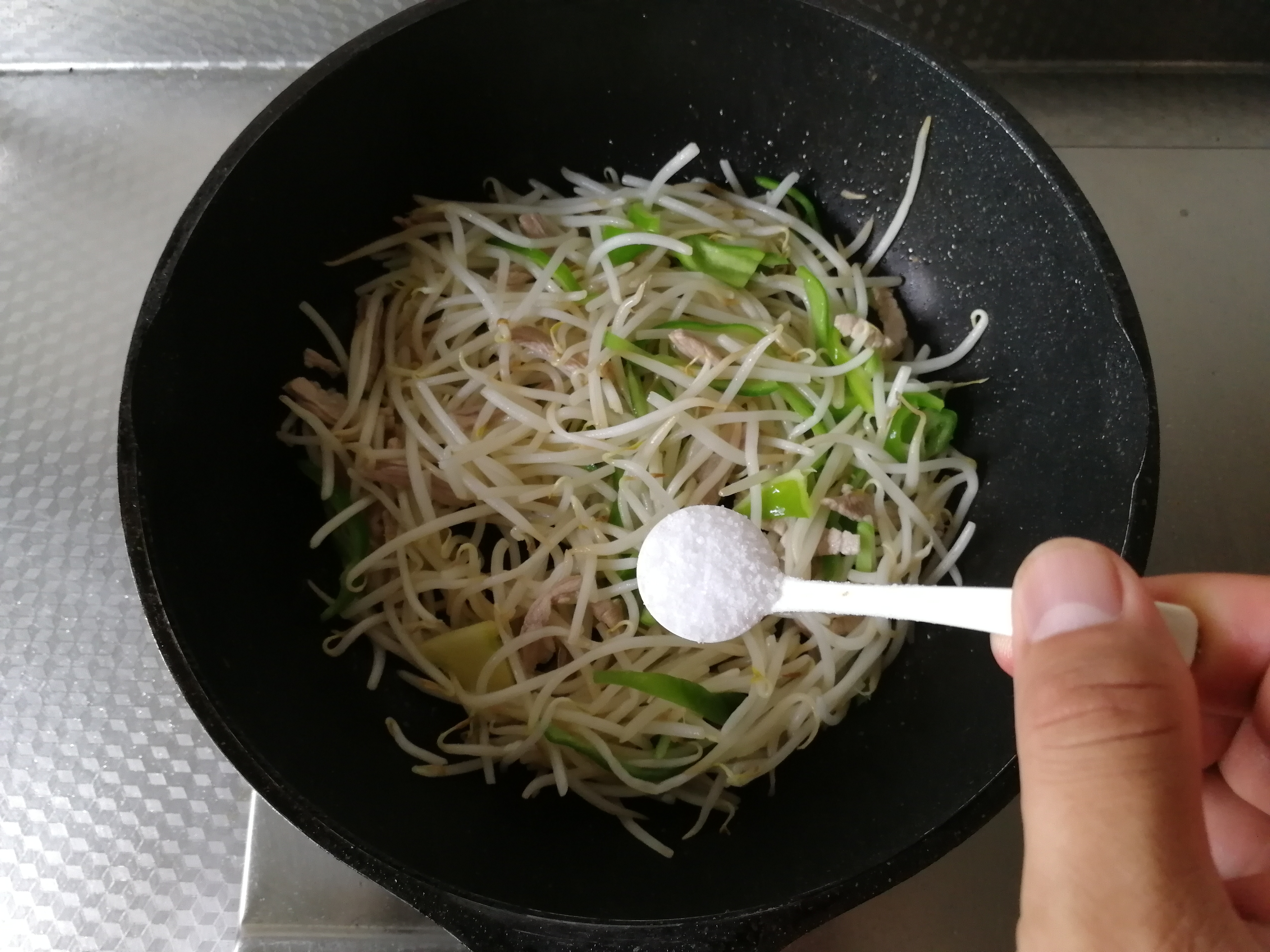 脆嫩青椒肉丝炒豆芽菜的做法 步骤6