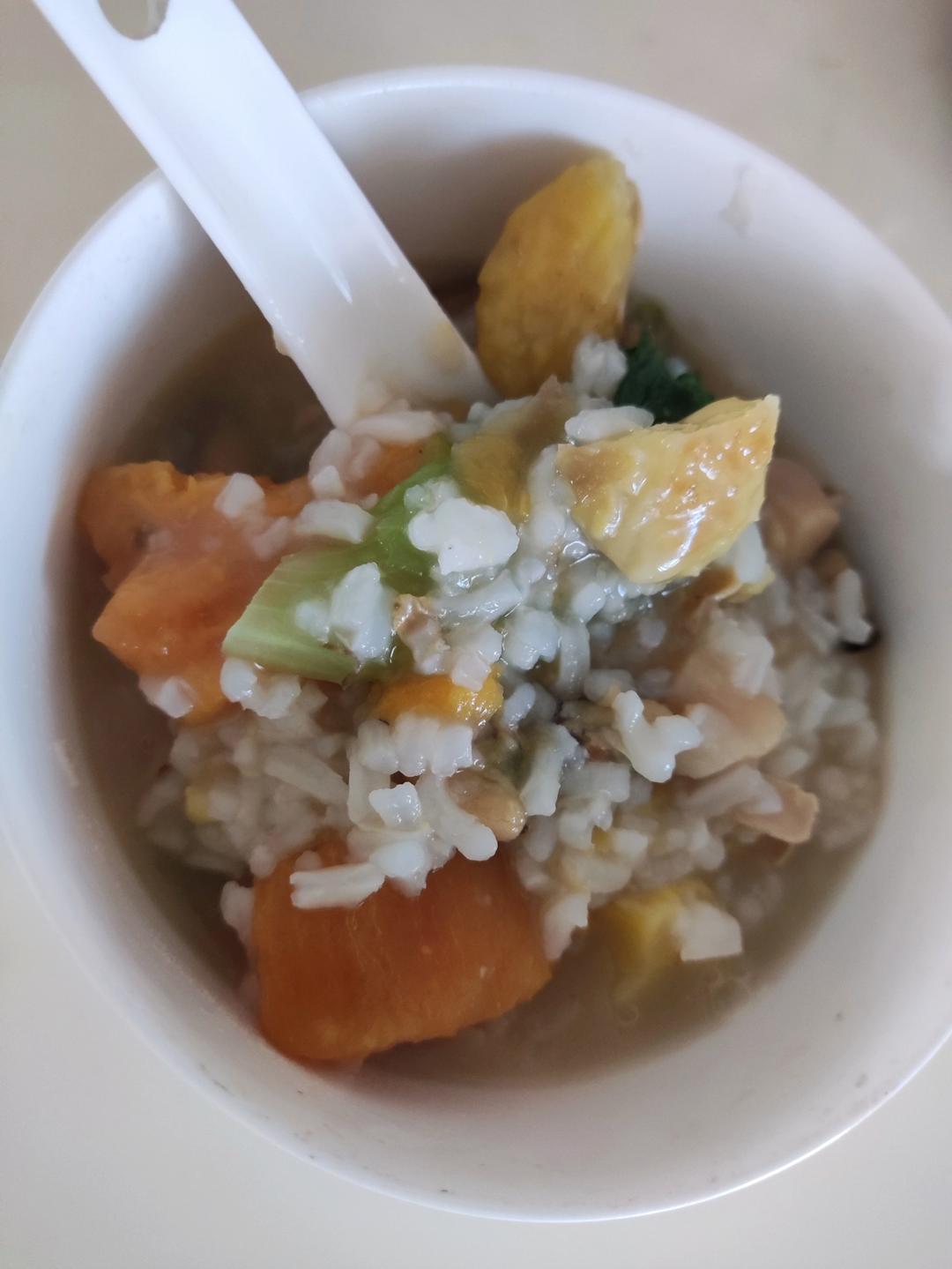 广式砂锅粥有讲究（瑶柱菜干瘦肉粥）