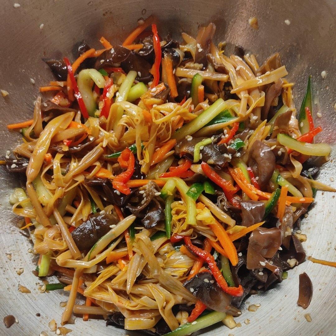 夏天百吃不腻的凉拌黄瓜木耳，酸辣开胃好吃到爆