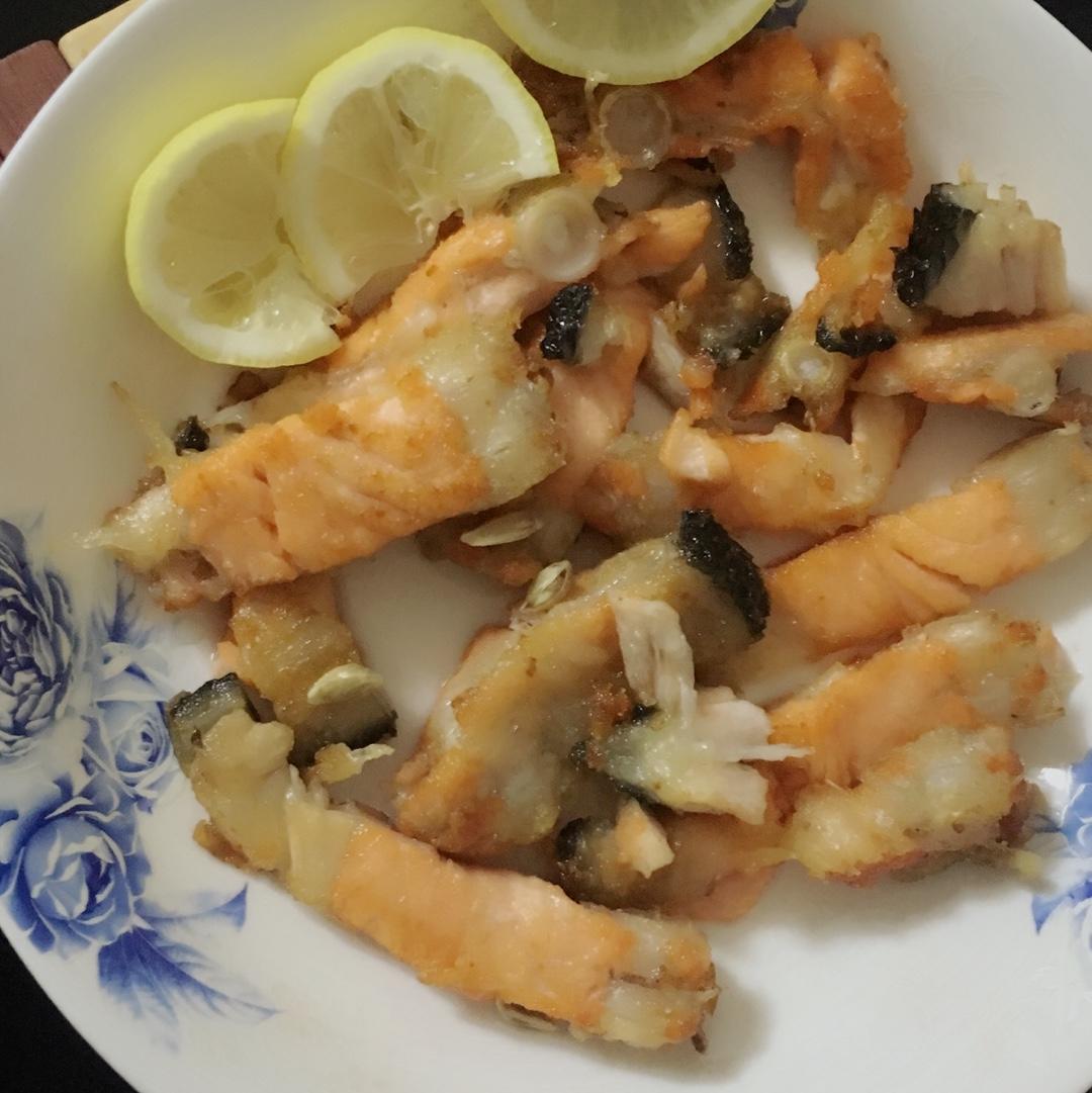 煎三文鱼（最朴素，脆皮好吃不浪费～）