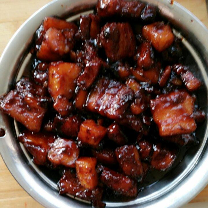 吃着碗里望着锅里的红烧肉