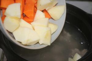 苹果胡萝卜排骨汤，润燥清肺的做法 步骤4